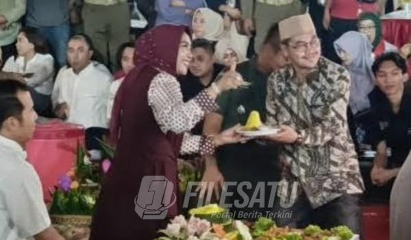 Ketua DPRD Sidoarjo saat terima tumpeng dari Wabup