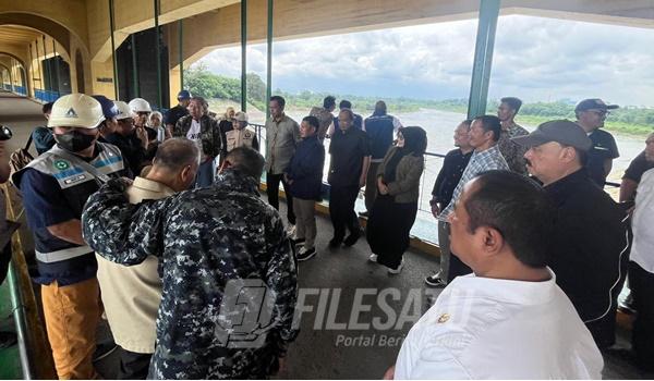 Pansus XI DPRD Jabar meninjau infrastruktur pengairan di Karawang untuk matangkan Raperda SDA DPRD Jabar