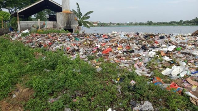 Penumpukan sampah di Desa Penatarsewu, Kecamatan Tanggulangin, Kabupaten Sidoarjo