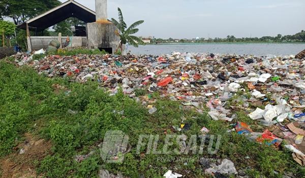 Penumpukan sampah di Desa Penatarsewu, Kecamatan Tanggulangin, Kabupaten Sidoarjo