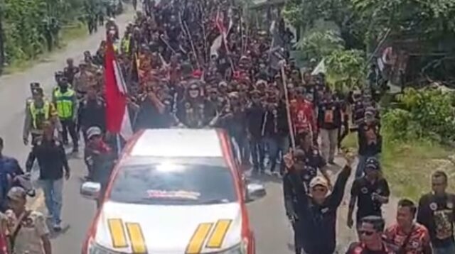 RIBUAN massa dari LSM Harimau menggelar aksi kepung pabrik bata ringan PT Superior Prima Sukses Tbk (PT Blesscon)