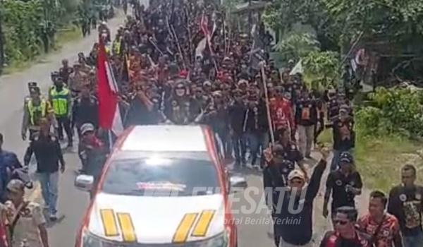 RIBUAN massa dari LSM Harimau menggelar aksi kepung pabrik bata ringan PT Superior Prima Sukses Tbk (PT Blesscon)