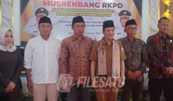 Sekda Sampang Yualidi Setiawan bersama Camat Tambelangan dan jajaran Forkopimcam pada pembukaan Musrenbang RKPD Kabupaten Sampang Tahun 2027