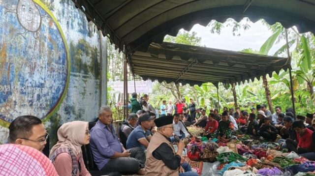 Tampak Bupati Rijanto (Rompi Coklat) memberikan sambutan dalam acara kenduri kirim Dawuhan desa Ampelgading kecamatan Selorejo