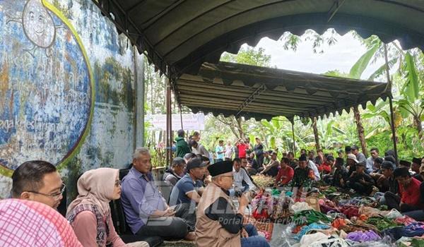 Tampak Bupati Rijanto (Rompi Coklat) memberikan sambutan dalam acara kenduri kirim Dawuhan desa Ampelgading kecamatan Selorejo