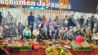 Wakil Bupati Sidoarjo saat makan bersama ribuaan warga di Monumen Jayandaru Wakil Bupati Sidoarjo saat makan bersama ribuaan warga di Monumen Jayandaru