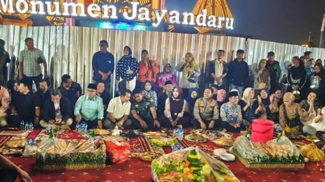 Wakil Bupati Sidoarjo saat makan bersama ribuaan warga di Monumen Jayandaru