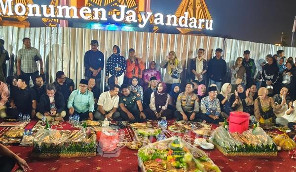 Wakil Bupati Sidoarjo saat makan bersama ribuaan warga di Monumen Jayandaru