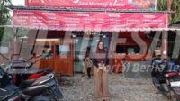 Andin Novita Rahmanda Devi owner Saung aa Sinyo berpose di depan rumah makan sate maranggi dan bakso saat grand opening di Cikampek Karawang