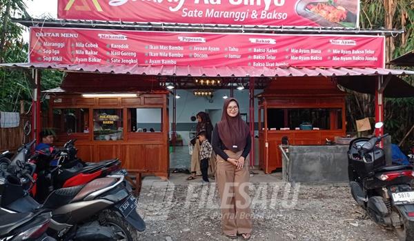 Andin Novita Rahmanda Devi owner Saung aa Sinyo berpose di depan rumah makan sate maranggi dan bakso saat grand opening di Cikampek Karawang