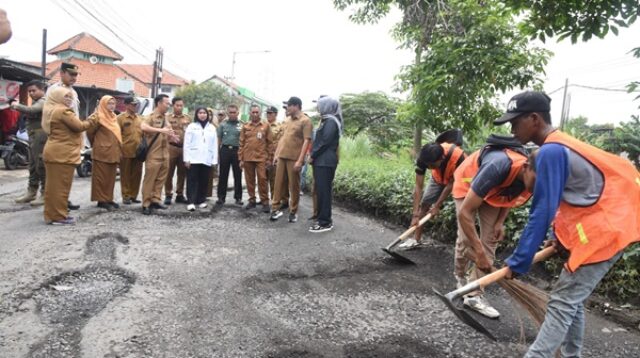 Bupati Subandi saat sidak perbaikan jalan