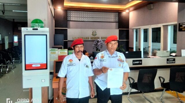 DPC FPPI Sidoarjo menunjukan surat laporan ke Kejari Sodoarjo