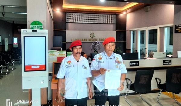 DPC FPPI Sidoarjo menunjukan surat laporan ke Kejari Sodoarjo