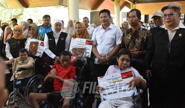 Gubernur Khofifah dan Bupati Subandi saat penyerahan simbolis bansos bagi penyandang disabilitas di Sidoarjo