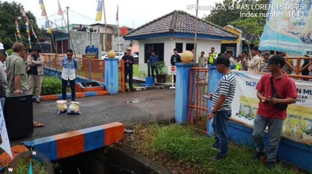 KOALISI Masyarakat Peduli OKU menggelar aksi unjuk rasa di depan Kantor Sub Bulog Wilayah III Baturaja