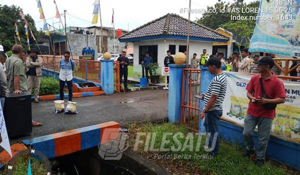 KOALISI Masyarakat Peduli OKU menggelar aksi unjuk rasa di depan Kantor Sub Bulog Wilayah III Baturaja