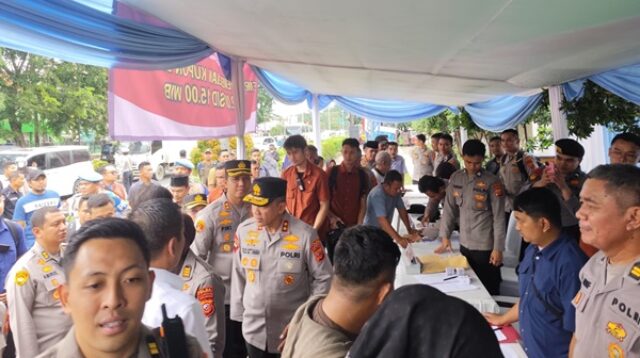 Kapolda Jawa Barat Irjen Pol. Rudi Setiawan meninjau langsung Gerakan Pangan Murah di Kabupaten Karawang