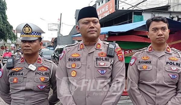 Kasatlantas Polres Karawang, AKP Sudirianto, S.H., M.M saat memberikana keterangan kepada awak media