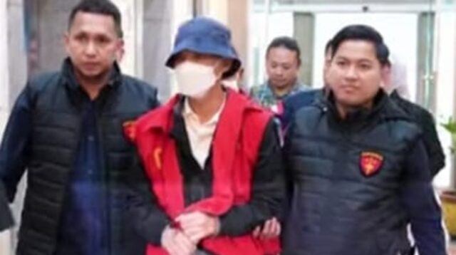 Mantan pejabat PT Semen Baturaja (Persero) Tbk saat ditangkap