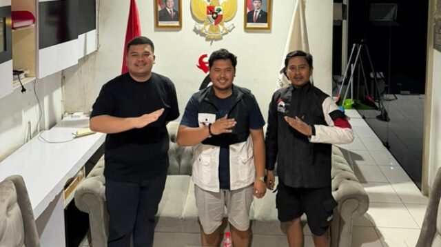 Muhammad Aldan Prasetyo bersama Ketua DPD PSI Karawang M. Ilham Kamil, dan Djodi Setiawan Ketua Badan Pemenangan Pemilu dalam momen peresmian sebagai kader dan pengurus partai