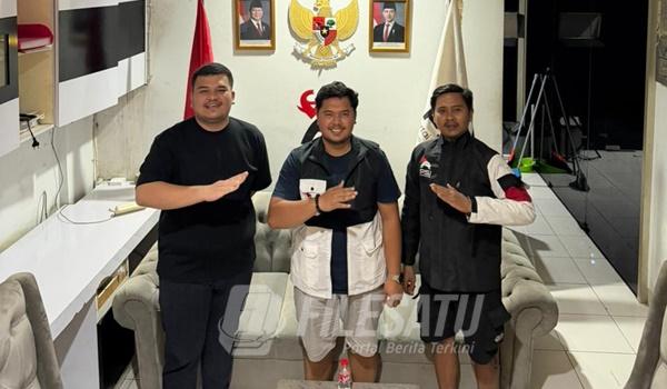 Muhammad Aldan Prasetyo bersama Ketua DPD PSI Karawang M. Ilham Kamil, dan Djodi Setiawan Ketua Badan Pemenangan Pemilu dalam momen peresmian sebagai kader dan pengurus partai