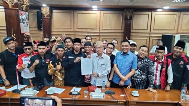 Ormas dan LSM Geruduk DPRD Sidoarjo, Tuntut Penyelesaian Konflik Bupati dan Wakil Bupati