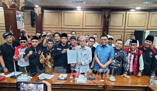 Ormas dan LSM Geruduk DPRD Sidoarjo, Tuntut Penyelesaian Konflik Bupati dan Wakil Bupati