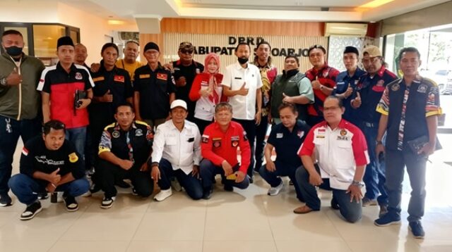 Perwakilan 13 LSM dan Ormas saat di gedung DPRD Sidoarjo