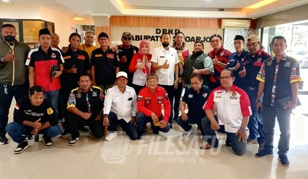 Perwakilan 13 LSM dan Ormas saat di gedung DPRD Sidoarjo