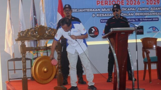 Ketua PC SPAMK sekaligus Ketua KC FSPMI Kabupaten Karawang, Asmat Serum, S.H., M.H saat membuka Musnik dengan menabuh gong