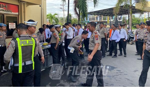 Ratusan personel Polresta Banyuwangi jalani tes urine mendadak di bawah pengawasan ketat Propam dan Dokkes