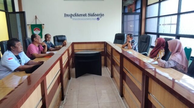 SEJUMLAH warga mendatangi Kantor Inspektorat Kabupaten Sidoarjo