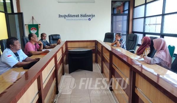 SEJUMLAH warga mendatangi Kantor Inspektorat Kabupaten Sidoarjo