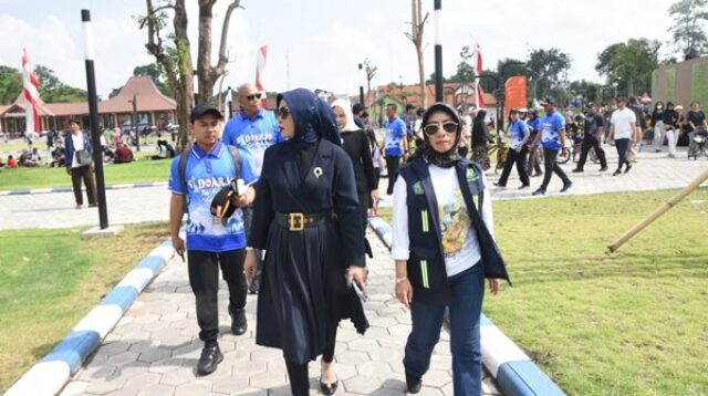 Sekretaris Daerah Kabupaten Sidoarjo, Fenny Apridawati saat membuka kegiatan CFD