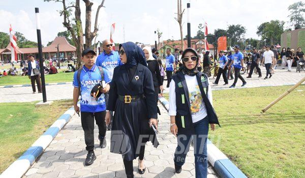 Sekretaris Daerah Kabupaten Sidoarjo, Fenny Apridawati saat membuka kegiatan CFD