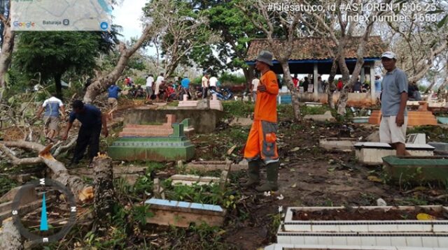 Semangat Kebersamaan Warga Talang Bandung Bersihkan Makam