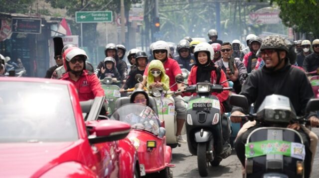Wakil Bupati Sidoarjo memimpin aksi riding bersama komunitas Volkswagen (VW) dan Vespa untuk menandai berakhirnya rangkaian perayaan Hari Jadi ke-167 Kabupaten Sidoarjo