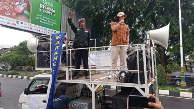 Warga Cijengkol Demo Pemkab Karawang