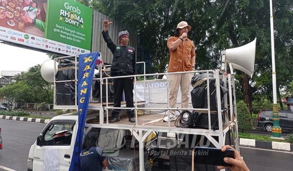 Warga Cijengkol Demo Pemkab Karawang