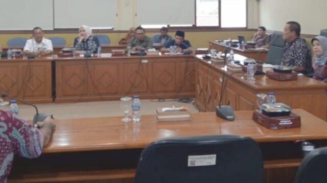 KOMISI  C DPRD Kabupaten Sidoarjo menggelar Rapat Dengar Pendapat (RDP) bersama Dinas Perikanan dan Dinas Kesehatan Pemkab Sidoarjo