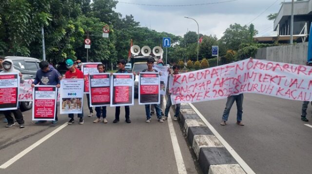 Masyarakat Kabupaten Ogan Komering Ulu (OKU) kembali menggelar aksi demonstrasi di depan Gedung Komisi Pemberantasan Korupsi (KPK) RI
