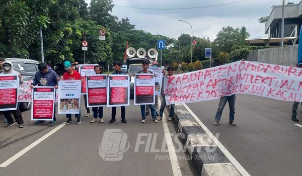 Masyarakat Kabupaten Ogan Komering Ulu (OKU) kembali menggelar aksi demonstrasi di depan Gedung Komisi Pemberantasan Korupsi (KPK) RI
