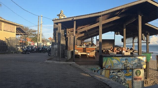 Areal parkir Pura Batu Bolong Canggu yang diduga dikomersialisasikan untuk kepentingan usaha di kawasan wisata Bali