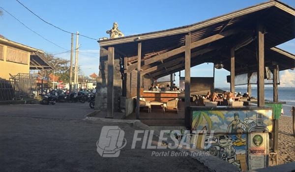 Areal parkir Pura Batu Bolong Canggu yang diduga dikomersialisasikan untuk kepentingan usaha di kawasan wisata Bali