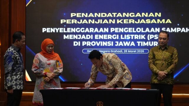 Bupati Sidoarjo saat Teken PKS Waste-to-Energy disaksikan Gubernur Jatim