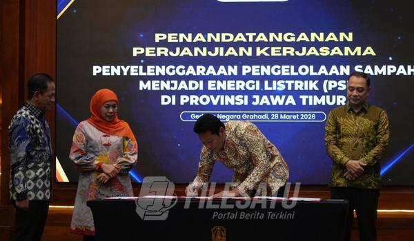 Bupati Sidoarjo saat Teken PKS Waste-to-Energy disaksikan Gubernur Jatim