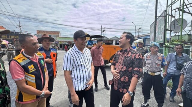 Bupati Subandi saat tinjau jalan rusak