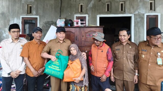 Bupati saat mengunjungi salah satu rumah warga yang mengalami kerusakan parah di Desa Pranti, Kecamatan Sedati,