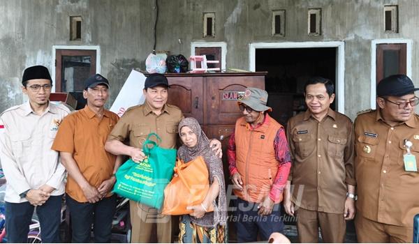 Bupati saat mengunjungi salah satu rumah warga yang mengalami kerusakan parah di Desa Pranti, Kecamatan Sedati,