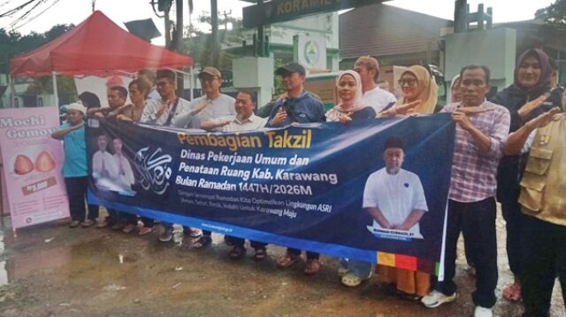 DPUPR Karawang Tebar Kebaikan Bagikan 1.000 Paket Takjil